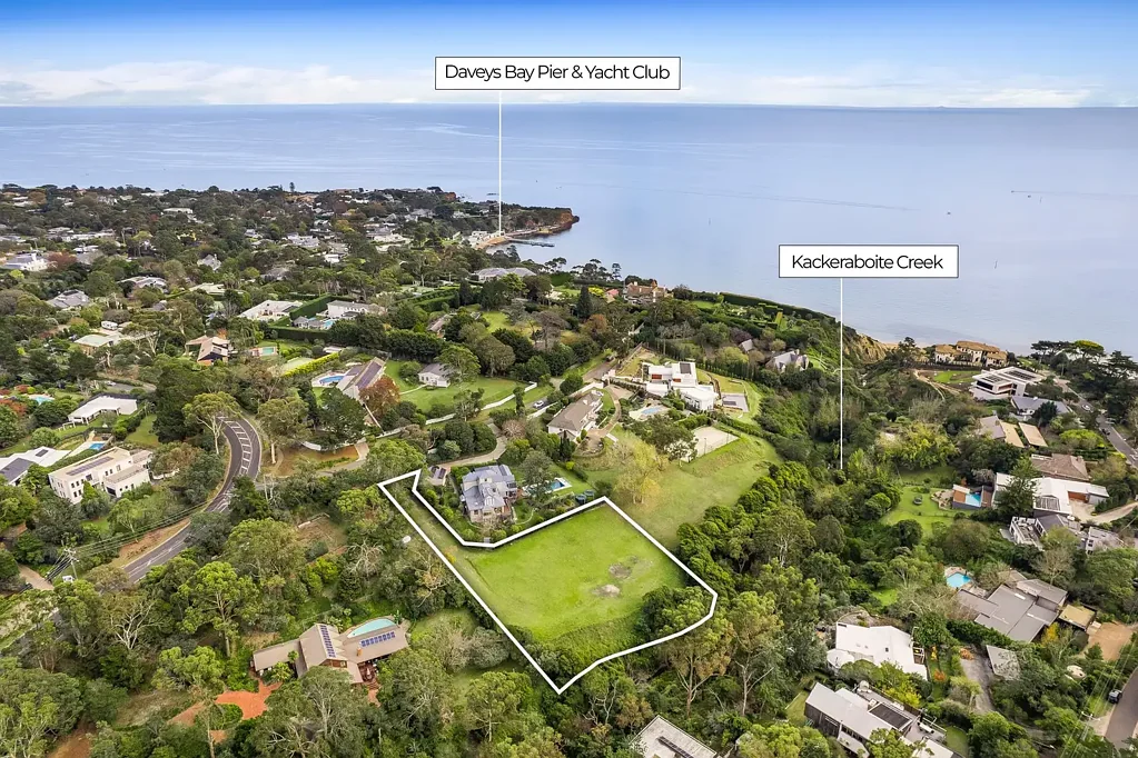 Mount Eliza 海滨瑰宝 3645sqm阔地 私密海湾景 邻近名校&商圈 稀有潜力无限 A Rare Mount Eliza Offering
