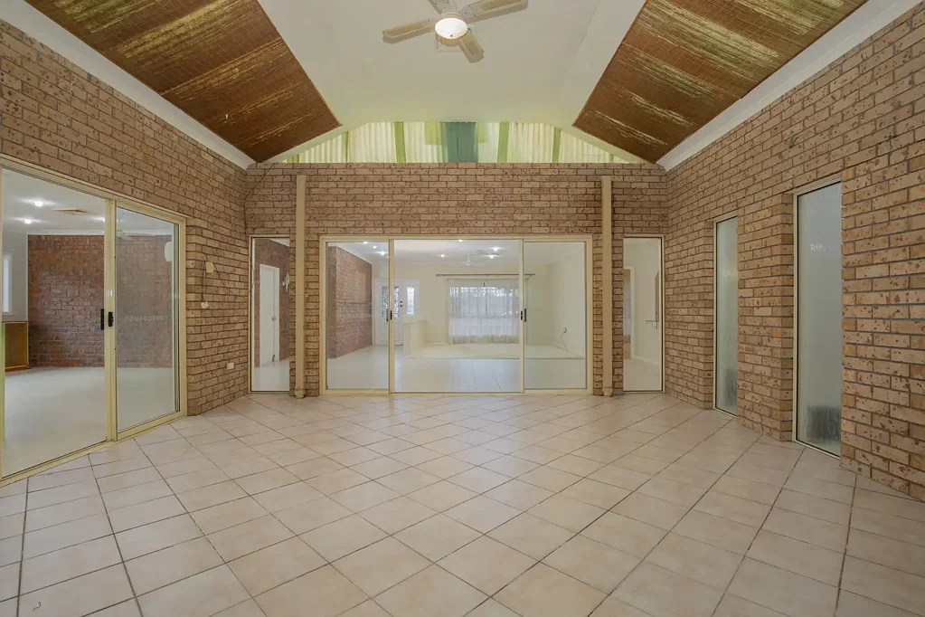 Floraville 3房  Quiet cul-de-sac opportunity with strong bones and plenty of potential