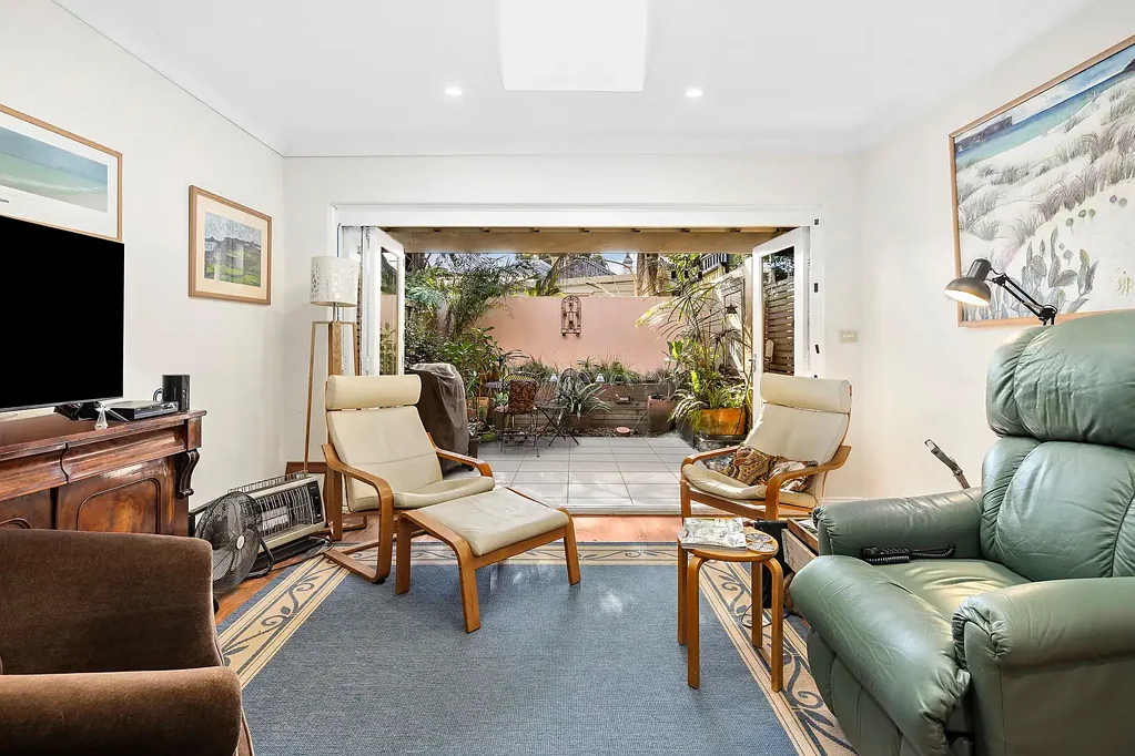 Rozelle 3房 位于村庄中心地带，带朝北花园的双层半独立屋 Double storey semi with north facing garden in village pocket