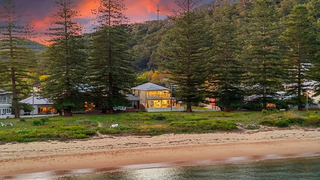 Patonga 4 Slaapkamer Superb Hamptons Style - Beachfront Home - Just 90 Minutes from Sydney!