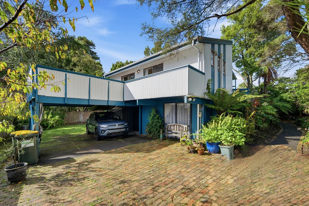 Titirangi 4房 遗产房必售！ 三层绿洲秘境，空间与私密兼得， 自住+增值潜力无限！ Deceased Estate - Do-Up!