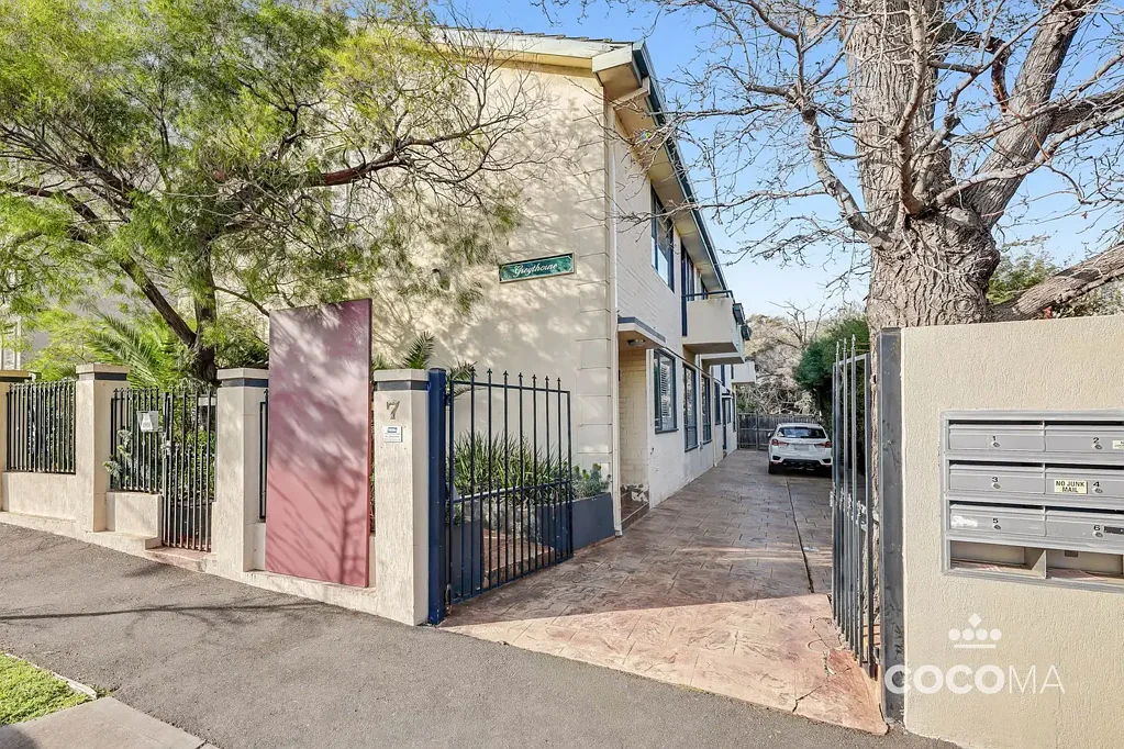 Quaint 2-bedroom adobe is Elwood's most sought-after pockets!