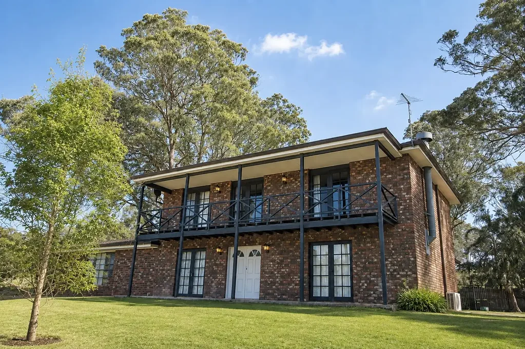 Spacious Family Home on 5 Acres with Swimming Pool & Endless Space