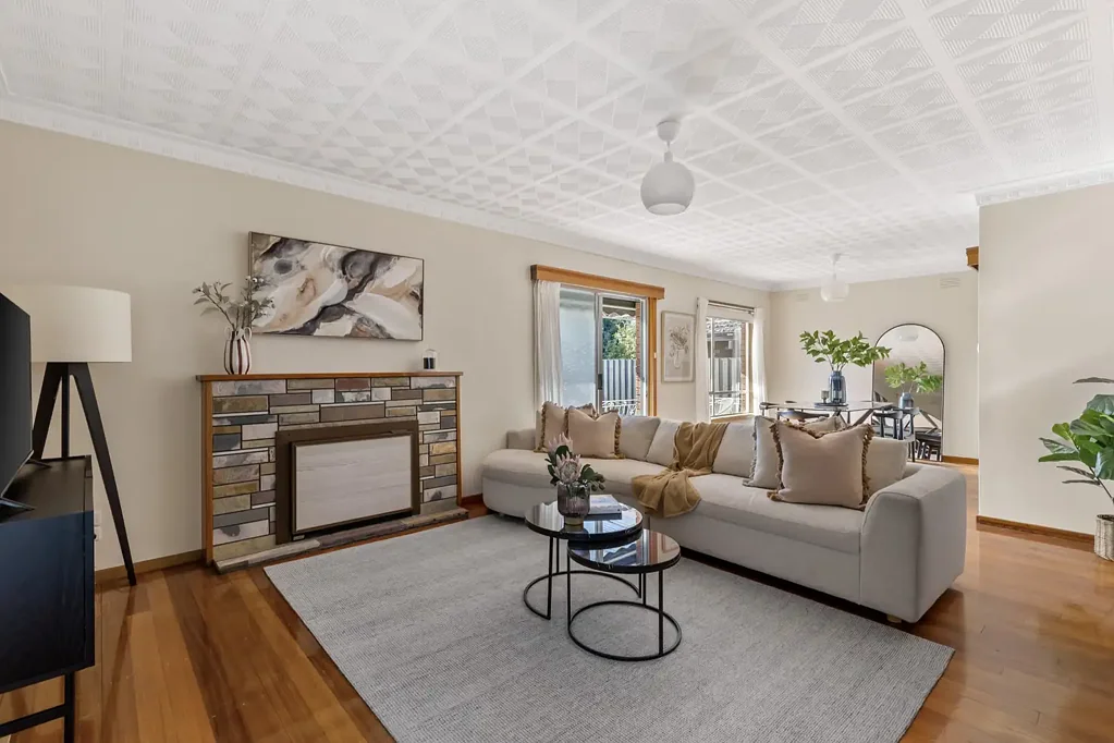 Yarraville 4침실 Perfect Family House with Endless Opportunities to Renovate or Redevelop (STCA) on Corner Allotment of 440sqm approx.