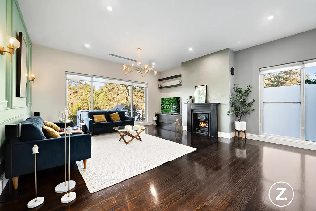 Balwyn North 5房 宽敞明亮，细节精致；燃气壁炉温馨舒适；设计师厨房豪华实用；户外露台娱乐天堂；定制家庭影院尽显奢华；多功能空间满足需求；便利生活，尽享舒适。 Elevated Elegance with Family Luxury in Elite School Zones