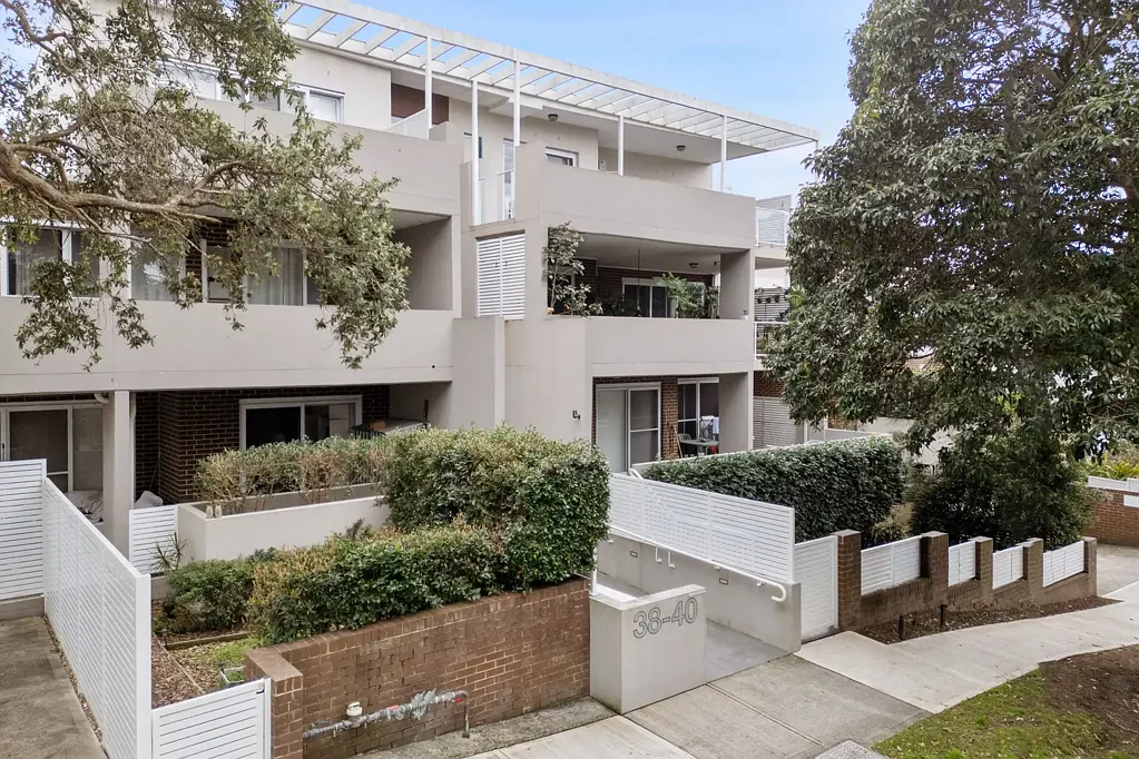 Peakhurst 2 Bedroom Sun Filled Contemporary Living in Prime Peakhurst Location