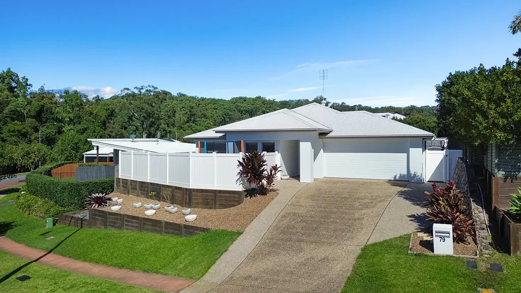 Bli Bli 4房  MODERN FAMILY LIVING - MULTIPLE LIVING AREAS - POOL - 633m2 BLOCK