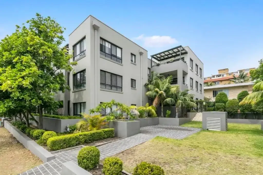 Dee Why 2房 海滨瑰宝 2卧2卫 主卧套间 开放式起居 优质电器 安全停车 现代海岸天堂 Stylish Beachside Living in Dee Why