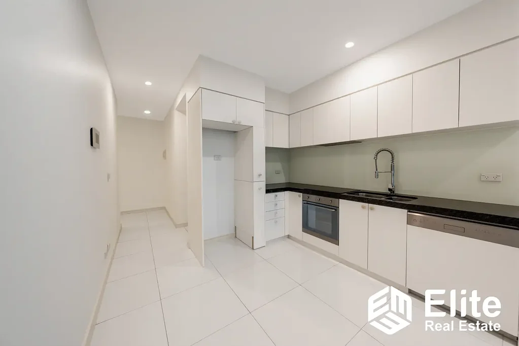 New Rennovated 2BED 2BATH unfurnished apartment for rent in Melb CBD- with CAR PARK!
