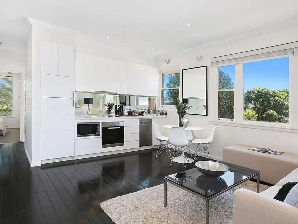 MODERN 2 BEDROOM APARTMENT WITH LOCK UP GARAGE!!
