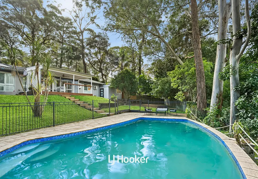 West Pymble 4房 私密1619sqm battleaxe block 豪华单层布局 拱顶玻璃天花板 设计师石英石厨房 四卧带步入式衣帽间 闪亮地下泳池 双车库 步行至公园商圈 Spacious and Private Family Sanctuary - SET WELL BACK 70m on 1,619sqm.