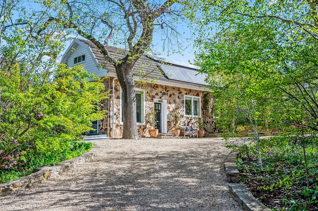 Stirling 4房  A Storybook Cottage with a Modern Plot Twist