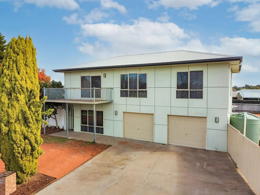Swan Hill 4房  Two Storey Living with Park Views