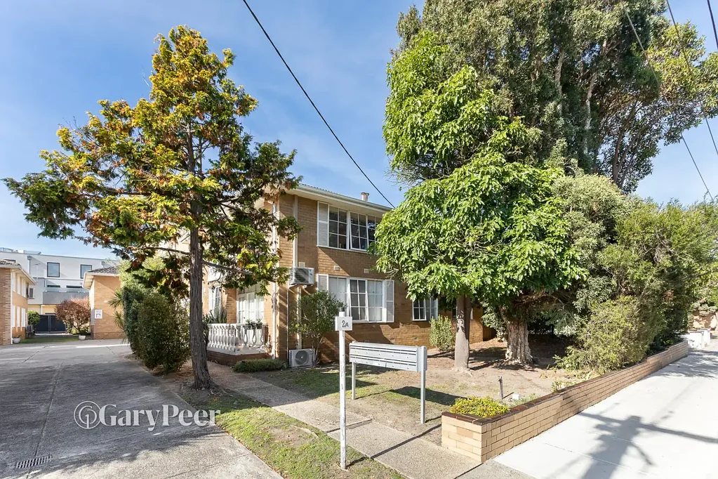 Elsternwick 2房 公园视野开阔 低维护市中心生活 原始镶木地板 自然光线充沛 画框窗户树顶阳台 燃气厨房舒适实用 独立卫浴更新 近公园与商圈 Treetop urban living opposite the park