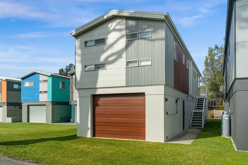 Lake Conjola 3침실 Hamptons-Inspired Luxury – Walk-In, Walk-Out Holiday Retreat