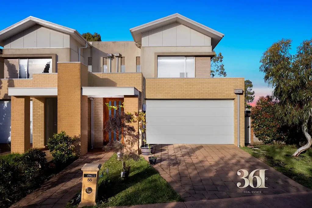 Point Cook 4chambre "Resort-Style Lifestyle in a Light-Filled Sanctuary Lakes Home"!!