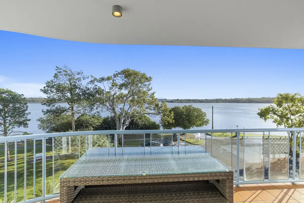 Maroochydore 2ਬੈੱਡਰੂਮ Riverfront, great views and a lifestyle to match...Need I say more?