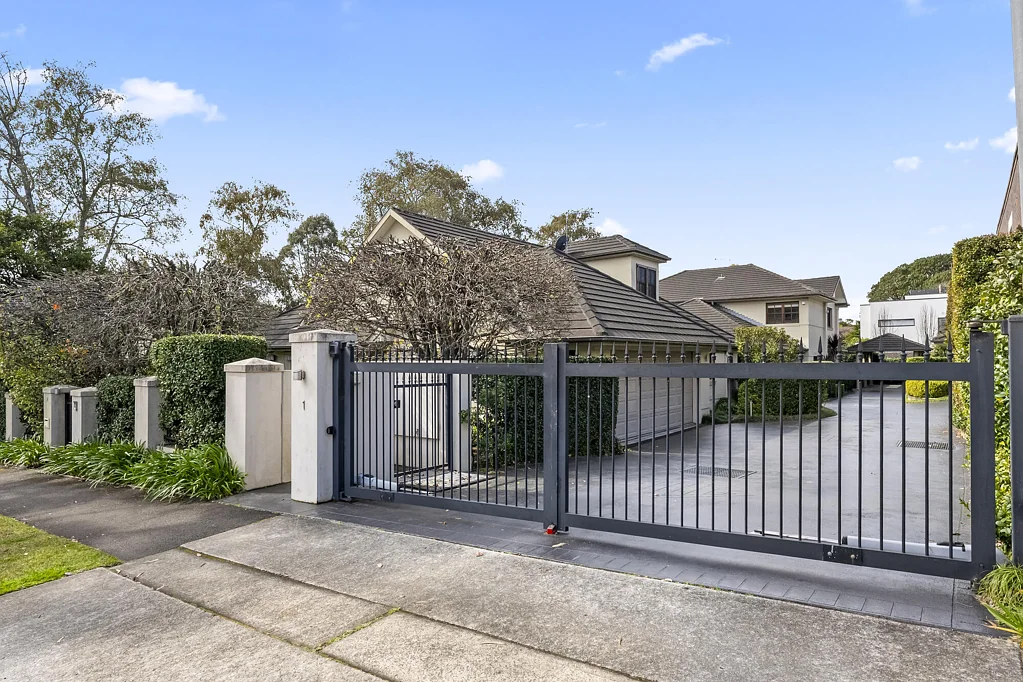Turramurra 4 Slaapkamer Effortless easy-care luxury. Metres to the village. Walk to Rail