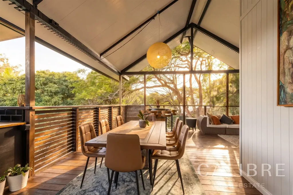 Ashgrove 5બેડરૂમ Dual‑Living Tropical Oasis in a Premium, Fully Renovated Ashgrove Setting