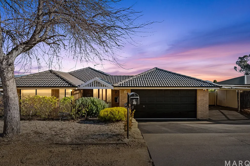 Banks 4બેડરૂમ The best views in Canberra right from your deck.