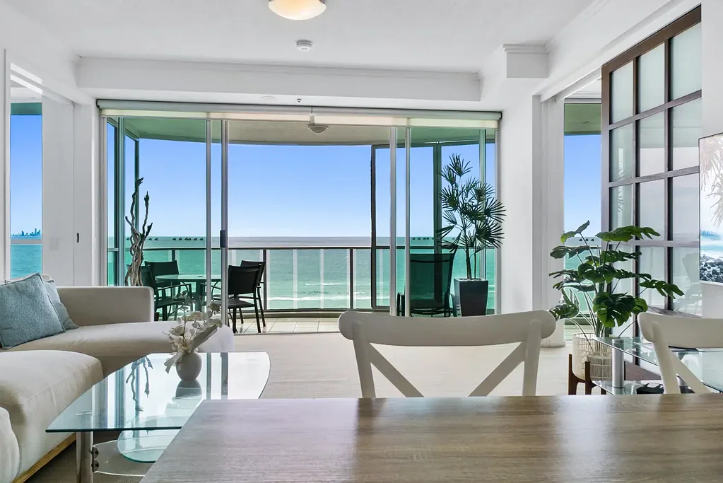 Coolangatta 2房  Luxury Beachfront Living with Spectacular Ocean Views