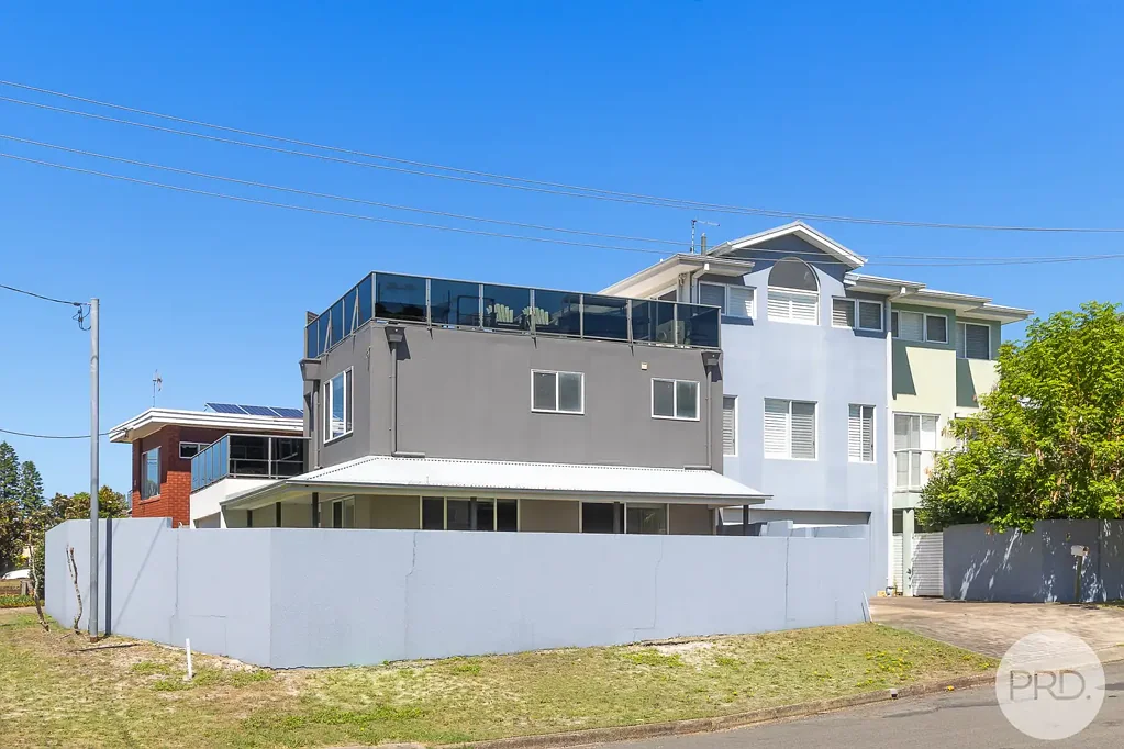 Fingal Bay 4ห้องนอน Coastal Offering Opposite Reserve & Moments to Fingal Bay Beach