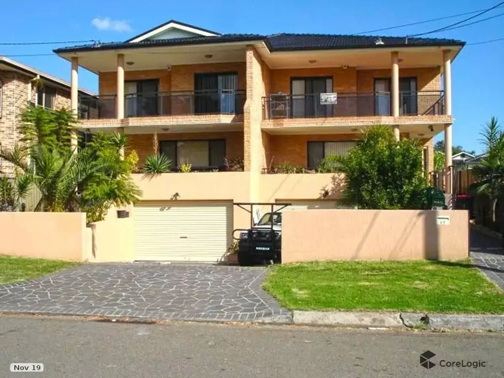 EXTRA LARGE SIX BEDROOM DUPLEX FOR RENT.
GREAT LOCATIONS. DON'T MISS OUT.