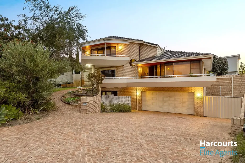 Shoalwater 4 Bedroom Elite Shoalwater Location, One Street from the Ocean