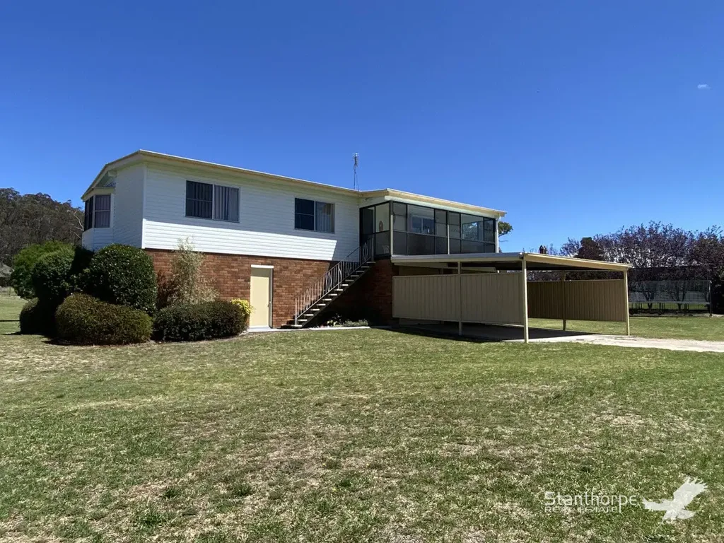Stanthorpe 5房  STANTHORPE - DOUBLE STORY HOME ON 3.2 ACRES IN TOWN! POTENTIAL SUBDIVISION?