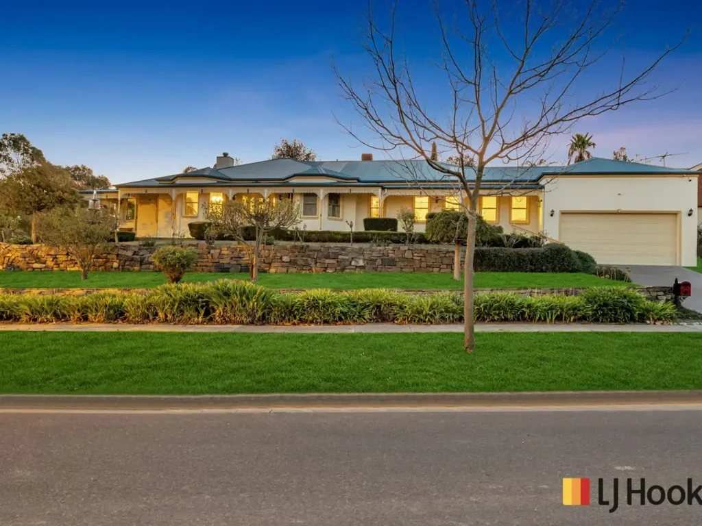 Sunbury 5 Bedroom Prestigious family oasis with resort style pool