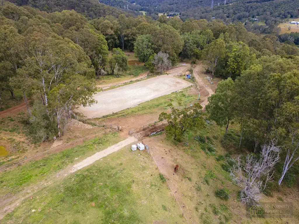 Cedar Creek 4房  Escape to Nature – Peaceful Retreat with Rainforest Pockets, Creek, cleared paddocks and Horse Facilities
