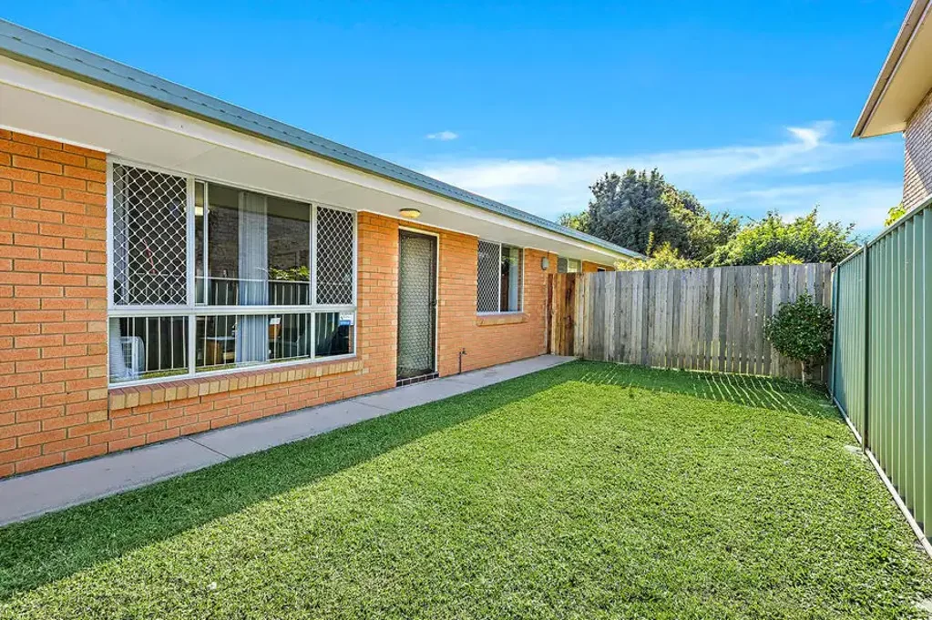 GROUND LEVEL UNIT CLOSE TO SHOPS AND BEACHES