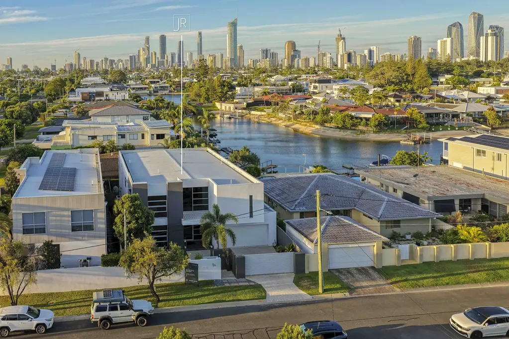 Broadbeach Waters 5房  Exceptional Waterfront Lifestyle in the Heart of the Golden Triangle
