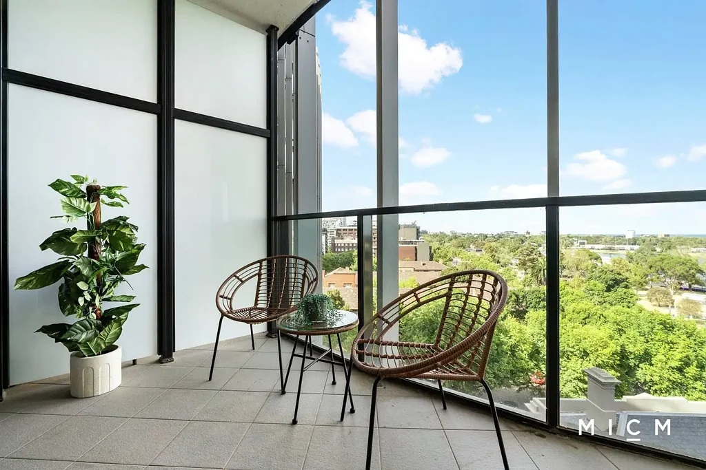 Melbourne 1 Bedroom Lakeside Luxury, Location and Lifestyle with Breathtaking Views
