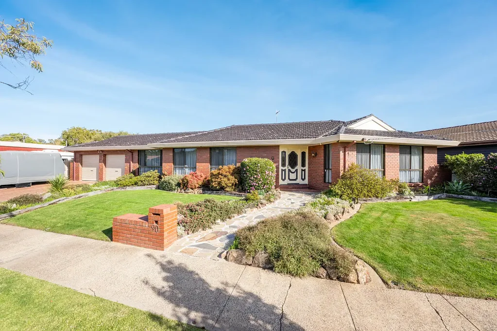 Shepparton 3房  South Shepparton -Builders own home with 3 living spaces.