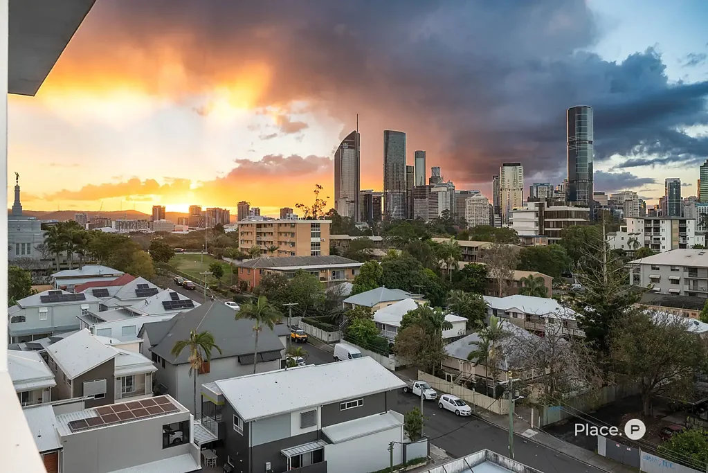 Kangaroo Point 2 Bedroom Elevated Parkside Elegance in Prime Kangaroo Point