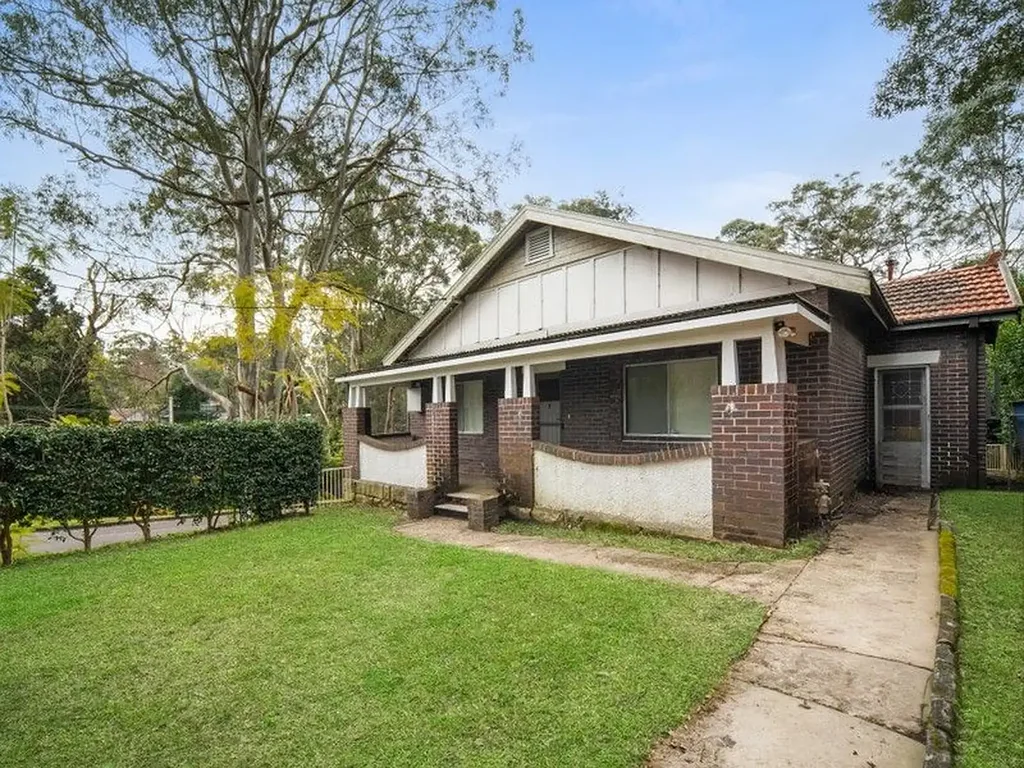 VERSATILE FOUR-BEDROOM CHARACTER HOME MOMENTS FROM GORDON STATION