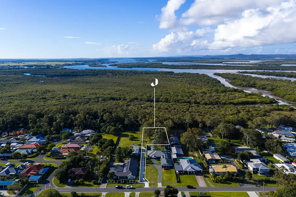 Jacobs Well Clarendon Homes Samford 300 on 2,397m² — A New Coastal Statement