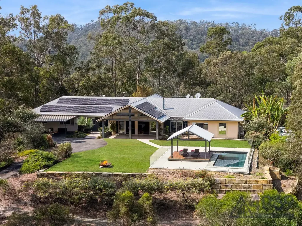 Upper Brookfield 5कमरा Refined Acreage Elegance with Mountain Views