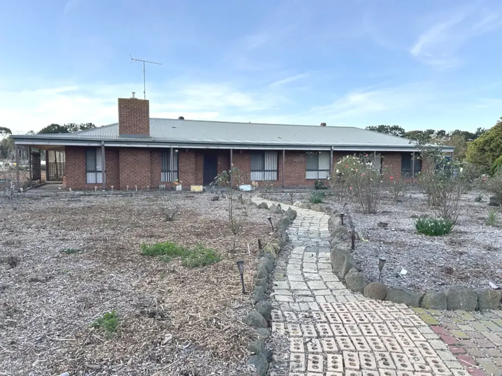 Spacious and Comfortable Country Living with Gardening Included