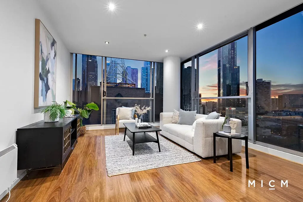 Melbourne 2房 时尚精品公寓 2卧2浴 书房宽敞 市中心奢华 Concept Blue宁静角落 落地玻璃设计 北向采光 开放式起居 U型厨房Smeg电器 13楼阳光卧室 主卧空调豪华浴缸 全新粉刷Resort式泳池 健身房Spa sauna 24小时礼宾服务 Spectacular Corner Views in the Top End of Town