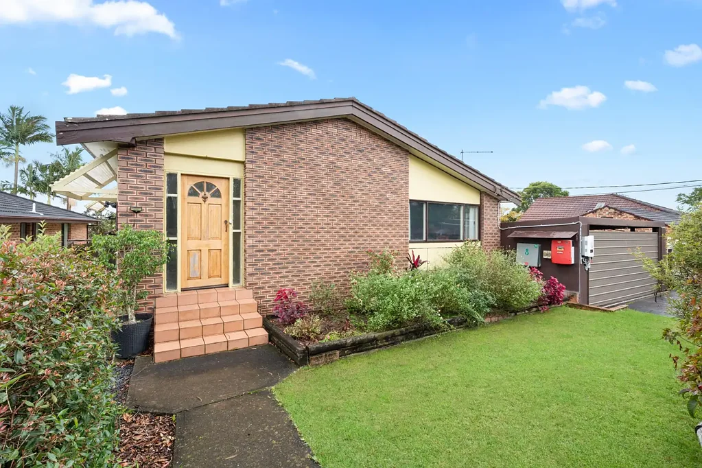 Mount Colah 4ห้องนอน North-to-rear brick home with serene outlooks