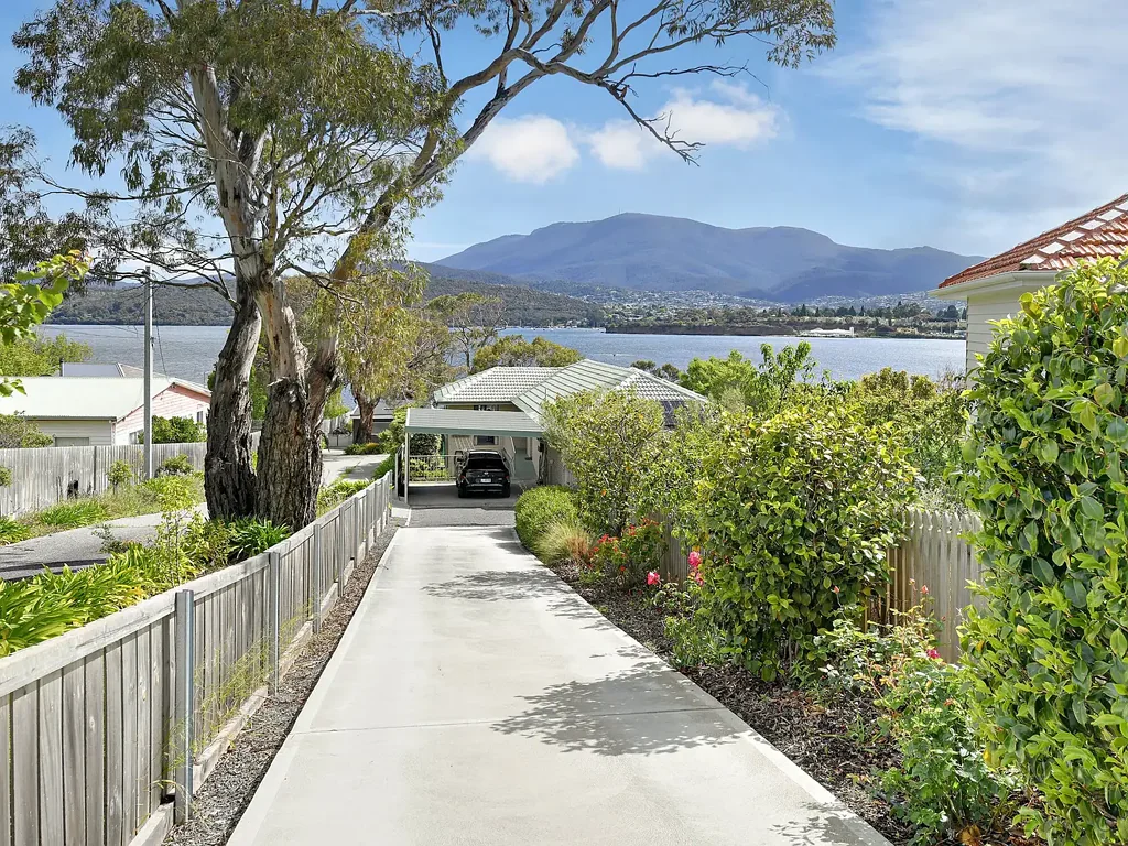 99a Derwent Avenue, Lindisfarne, TAS 7015