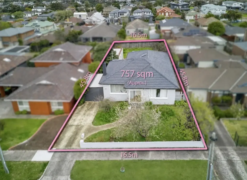 8 Roslyn Street, Strathmore, VIC 3041