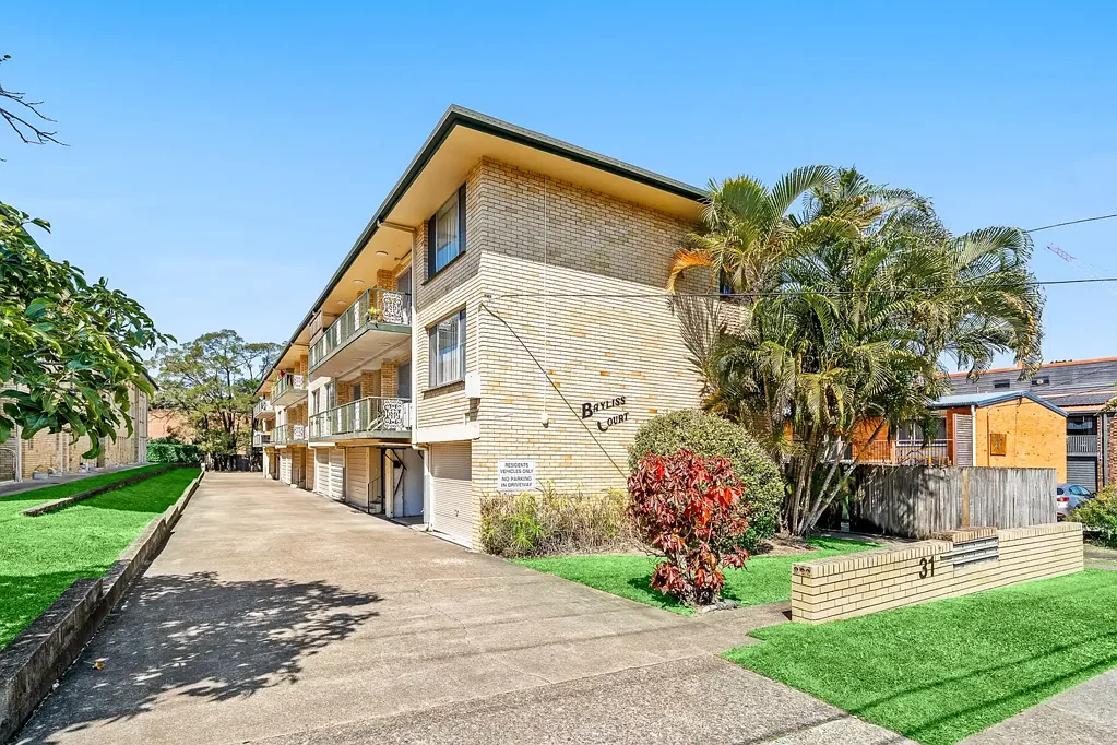 Toowong 2房 Toowong黄金地段 2卧1卫 安全车库 阳台绿景 学区房 便捷交通 精品公寓楼 Freshly Updated 2-Bedroom Unit in the Heart of Toowong