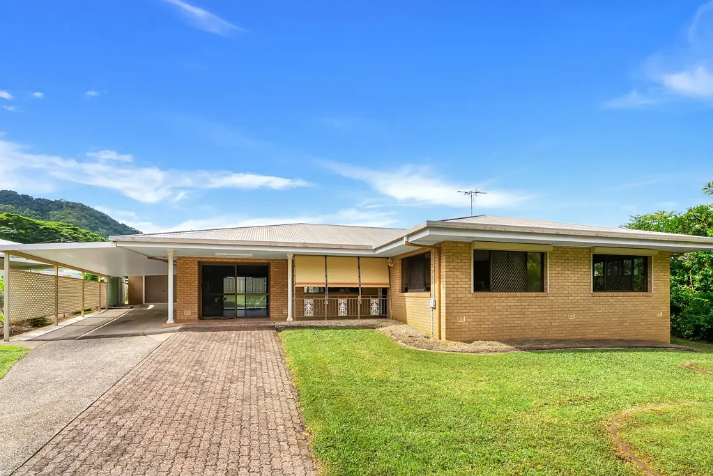 Edge Hill 3房  Spacious Family Home - 1,139m² Block - Huge Shed - Pool