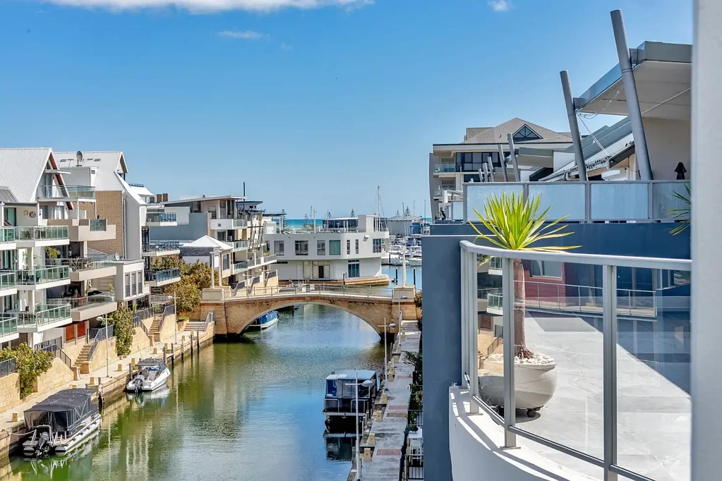 Mandurah 3Phòng ngủ Some apartments give you one view. This penthouse gives you four.