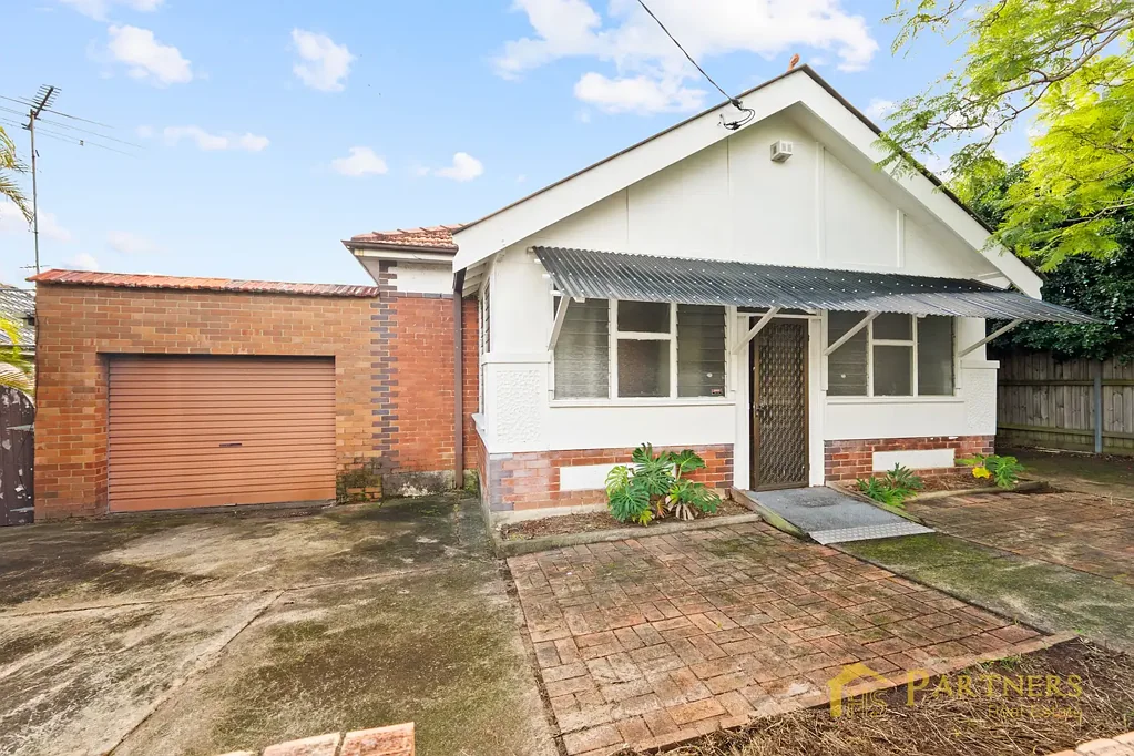 Strathfield South 3房 CDC批准5卧4卫 蓝筹位置 高天花板 木墙板 靠近Ford Park Strathfield便利 Live In or Develop | Prime Opportunity on a Generous Block
