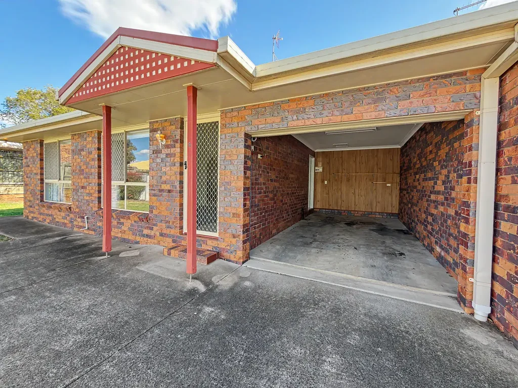 Comfortable Kearneys Spring Unit with Courtyard & Garage