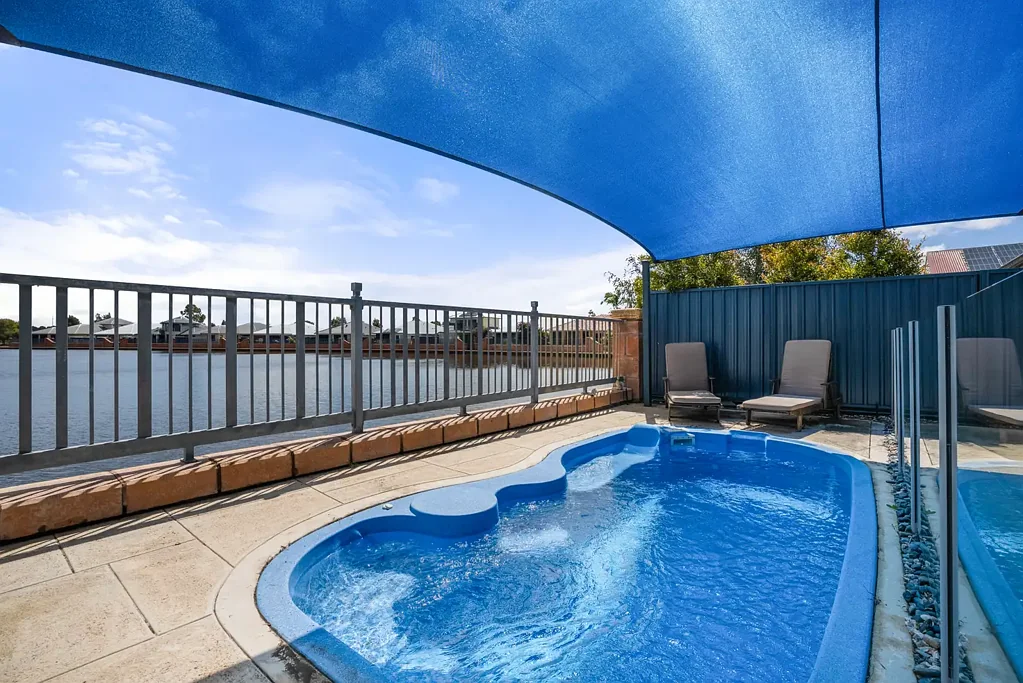 Baldivis 4ਬੈੱਡਰੂਮ LAKESIDE LIVING WITH A POOL, SPACE & FAMILY COMFORT!